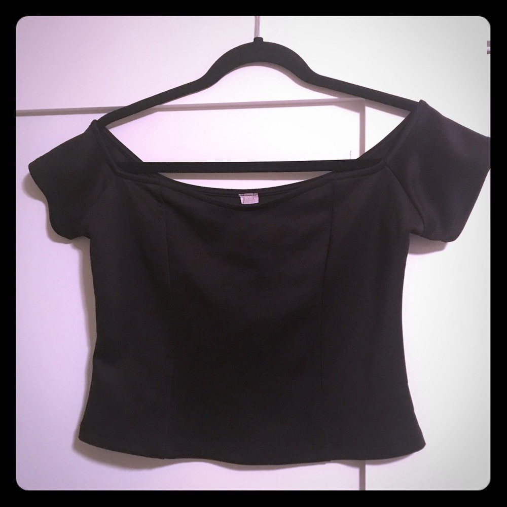Off the shoulder, pinup, crop top!